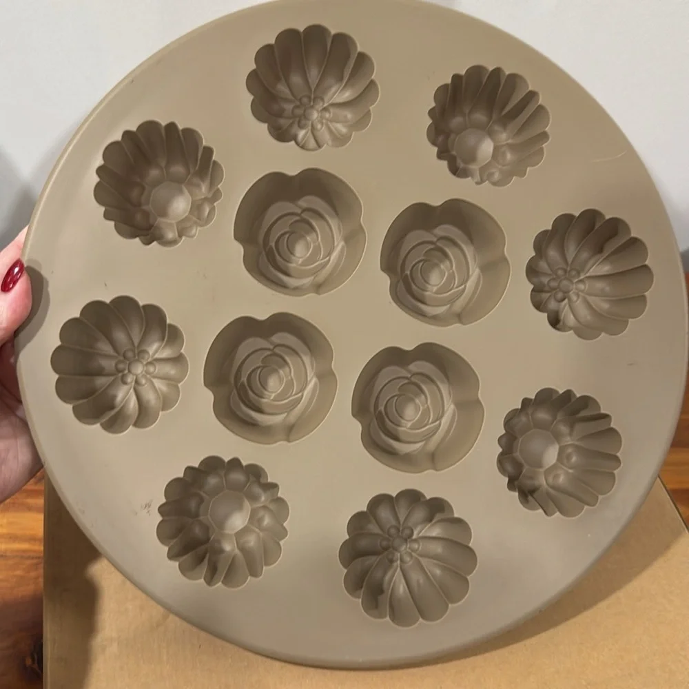 NIB The Pampered Chef Silicone Bakeware Floral Cupcake Pan